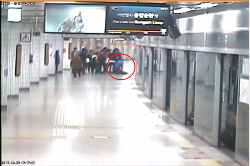 10월26일 지하철 응봉역에서 쓰러진 이모(76)씨에게 한 시민이 달려가 심폐소생술을 하고 있다.(서울시 제공)