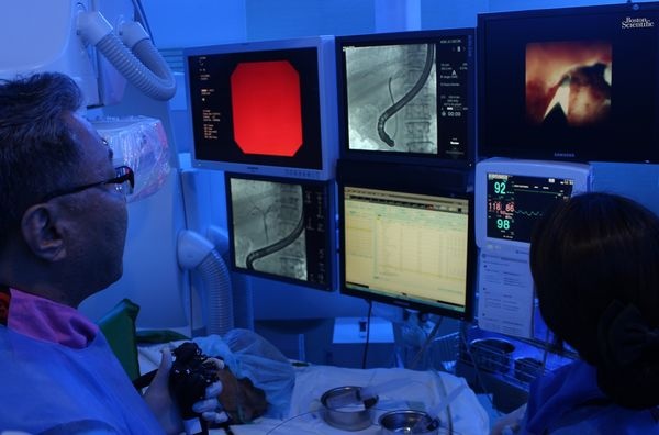 순천향대 부천병원 문종호 교수가 '스파이글래스 DS'를 사용해 담도내시경 검사를 하고 있다. 