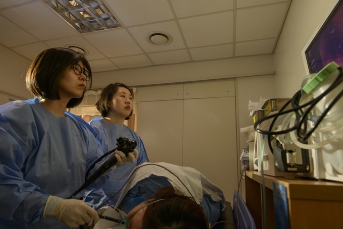 ※ 사진설명(위내시경): 강남세브란스병원 소화기내과 김지현 교수(왼쪽 첫 번째)가 위내시경 검사를 실시하고 있다.