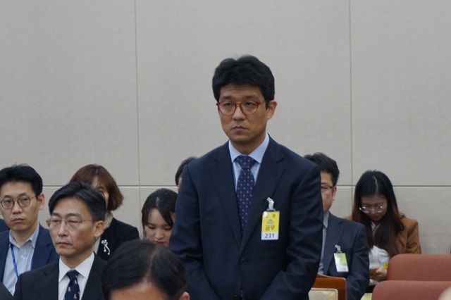 국립중앙의료원 신경외과 정상봉 과장이 국감에 출석해 질의에 응답하고 있다.