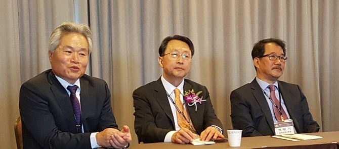 (사진左)오태윤 이사장&middot;(사진中)김기봉 회장&middot;백완기 부회장(사진右)