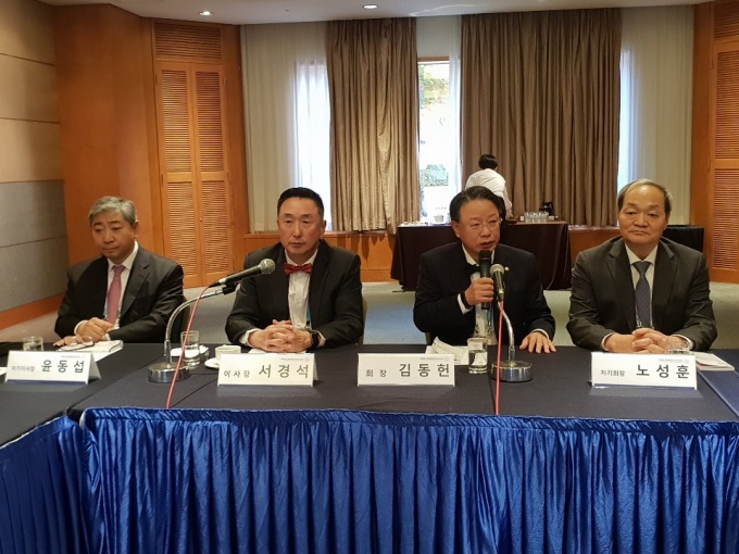 좌측부터 외과학회 윤동섭 차기이사장, 서경석 이사장, 김동헌 회장, 노성훈 차기회장