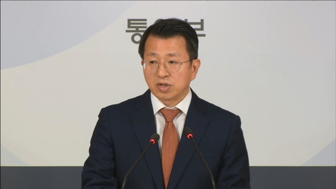 사진 출처 및 설명: 통일부 정례브리핑 화면 캡쳐. 통일부 백태현 대변인 남북보건의료협력 분과회담 개최 발표 중.