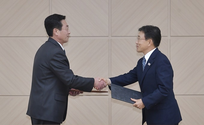 사진설명: 보건복지부 권덕철 차관(오른쪽)과 보건성 박명수 국가위생검열원장이 7일 오후 북측 개성 남북공동연락사무소에서 남북 보건의료협력 분과회담 공동보도문을 교환하고 있다. (개성=사진공동취재단)