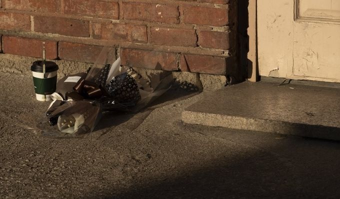 <故 윤한덕 중앙응급의료센터장 집무실 앞에 놓인 꽃다발. 사진제공 연합뉴스>