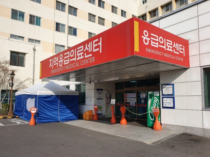 폐쇄된 대구가톨릭대병원 응급실. 환자를 돌보기 위해 내부로 투입된 의료진도 함께 격리돼 있다.