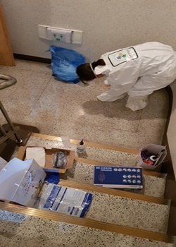 사진설명: 정 공보의와 같은 팀인 간호사가 방역복으로 환복하고 있다.