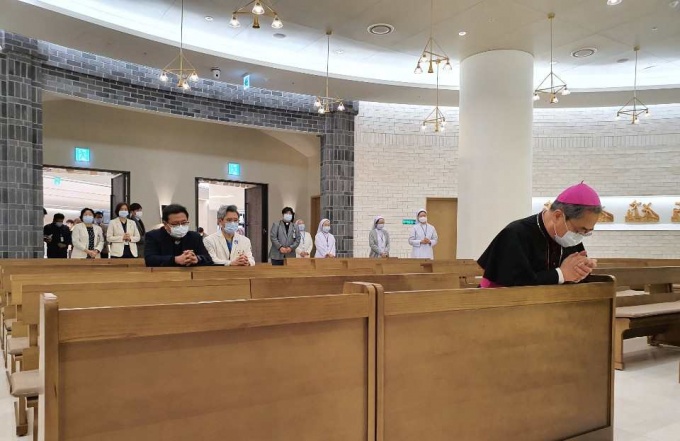 은평성모병원을 방문한 손희송 주교가 성당에서 기도를 하고 있다