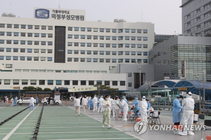 의정부성모병원 직원들이 주차장에서 코로나19 검사를 받고 있다. 제공: 연합뉴스