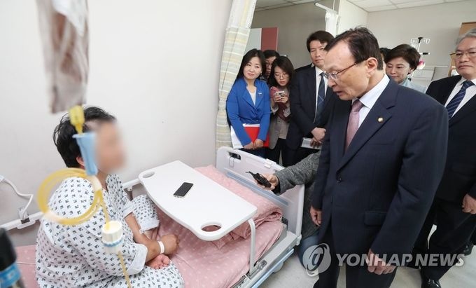 <더불어민주당 이해찬 대표가 간호간병통합서비스 병동을 찾아 환자와 대화를 나누고 있다. 사진제공 연합뉴스>