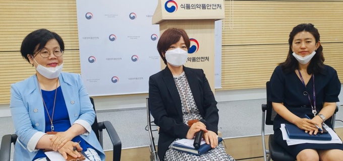 (왼쪽부터) 김미정 순환계약품과장, 이유빈 의약품안전평가과 사무관, 김정연 의약품안전평가과장