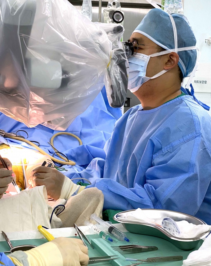 림프관-정맥 문합술을 시행하고 있는 차한규 교수(순천향대 부천병원 성형외과)