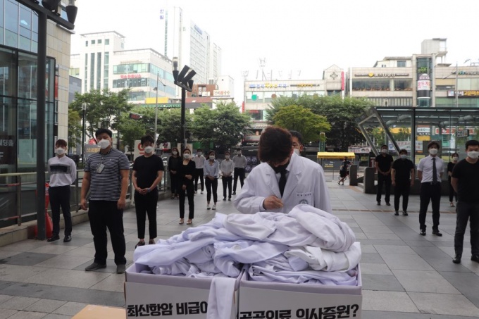 건국대병원 전공의들이 가운을 벗고 파업을 시작했다. 상자 안 벗어놓은 가운이 수북이 쌓여있다.