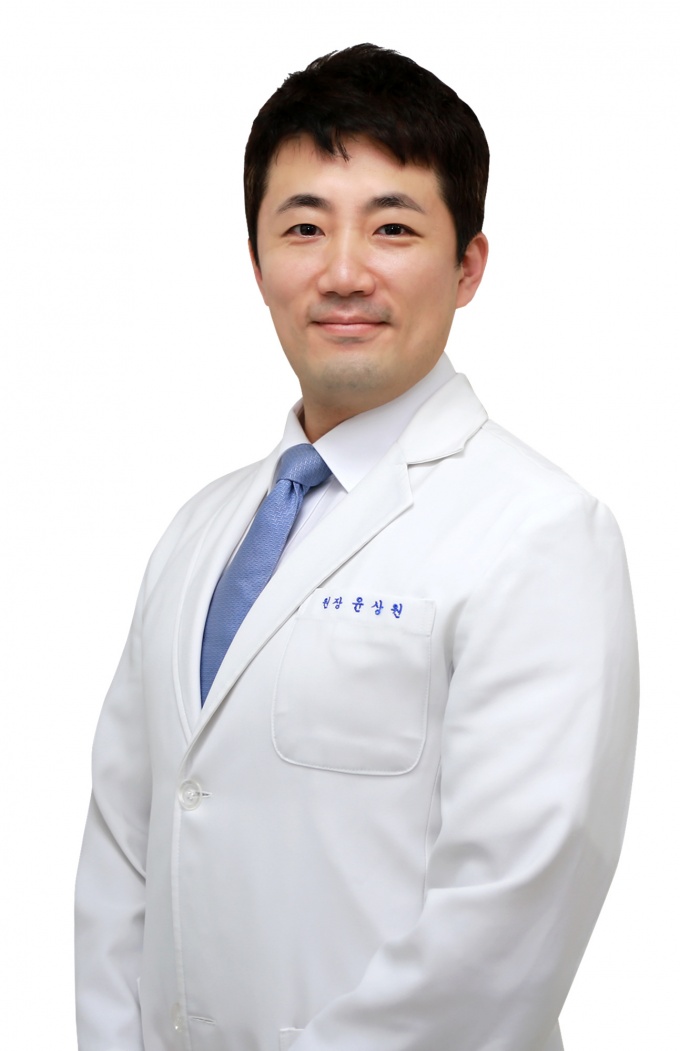 윤상원 대한안과의사회공보이사(강남큐브안과 대표원장)는 대한안과학회와 국제안과학회( (APGS) 정회원으로 활동하면서 안질환에 대한 연구를 계속해왔다. 영등포 김안과병원 녹내장과 교수를 역임하기도 한 그는 권안과의원과 부천드림안과에서 오랫동안 임상경험을 쌓았다.