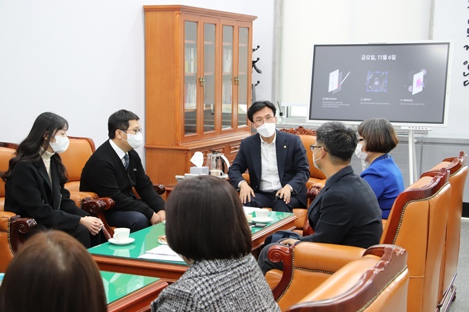 사진 설명: 시민단체 관계자들이 김민석 보건복지위원장과 면담하고 있다.