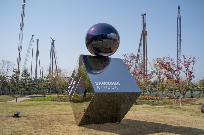 삼성바이오로직스 창립 10주년 기념 조형물