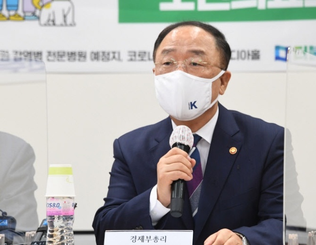 홍남기 부총리가 8일 오후 국립중앙의료원에서 현장의료진 및 보건의료노조와 간담회를 진행하고 있다. 사진=기재부