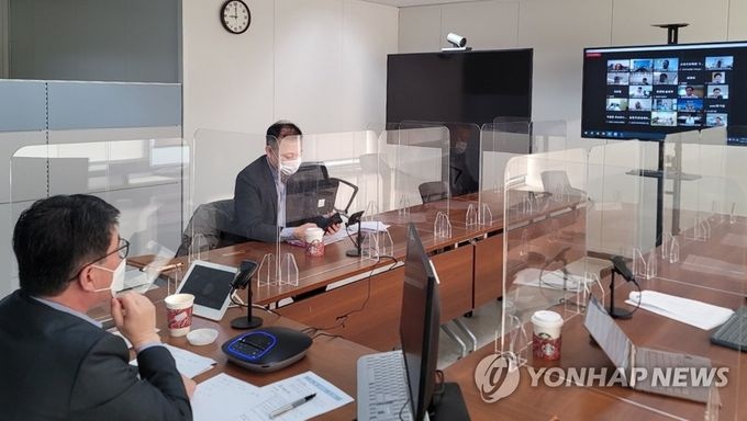 류근혁 복지부 2차관이 지난 16일 상급종합병원장들과 영상회의를 통해 병상 확보 등을 논의하고 있다. <사진제공=연합뉴스>