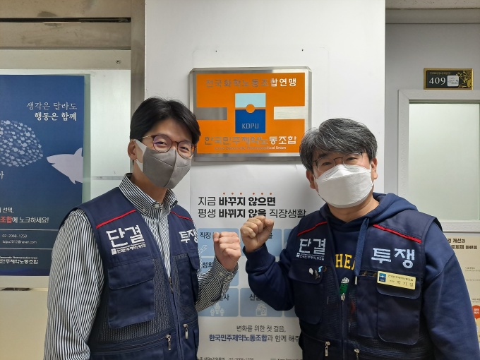한국민주제약노동조합 박기일 위원장(오른쪽), 박기범 사무처장