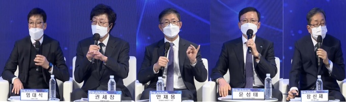 (왼쪽부터) 엄대식 회장, 권세창 사장, 안재용 사장, 윤성태 부회장, 장재식 사장 