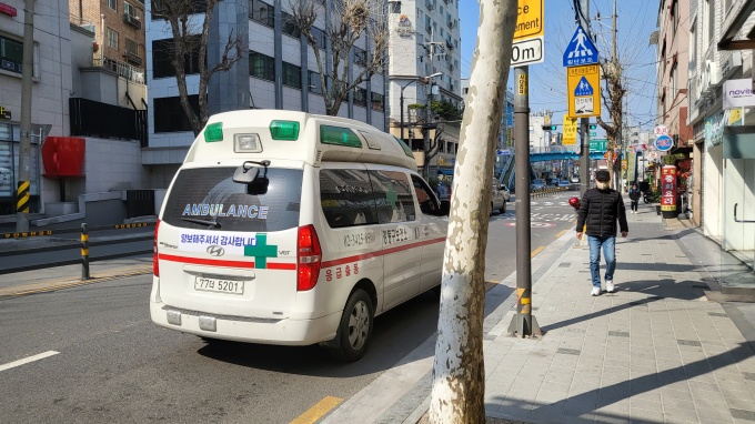 기자를 생활치료센터로 이송한 구급차./촬영=신용수 기자